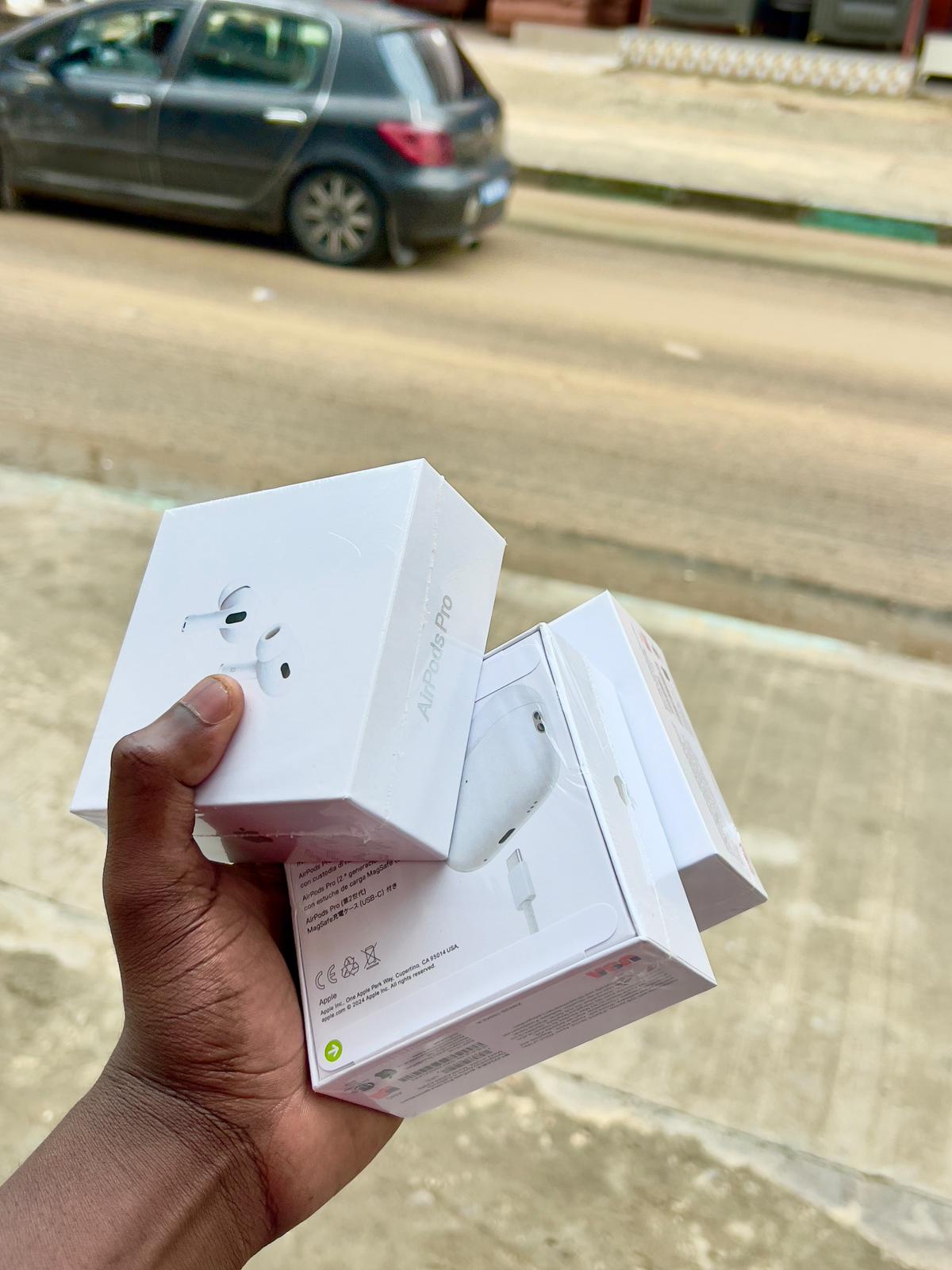 Apple AirPods Pro 2ème generation (2023) avec boitier de charge MagSafe USB-C (MTJV3) - Apple